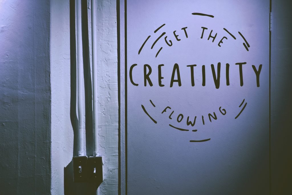 Une fresque murale avec les mots "get the creativity flowing" (faire circuler la créativité) est présentée.